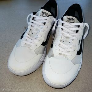 Vans Men's Black and White Sneakers